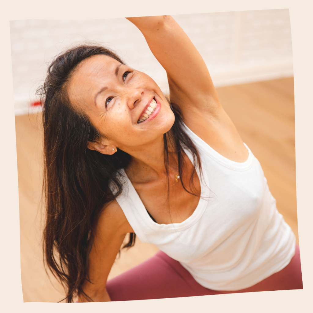 Kim, professeure de Yoga chez Mon Studio de Yoga à Courbevoie et à La Garenne Colombes