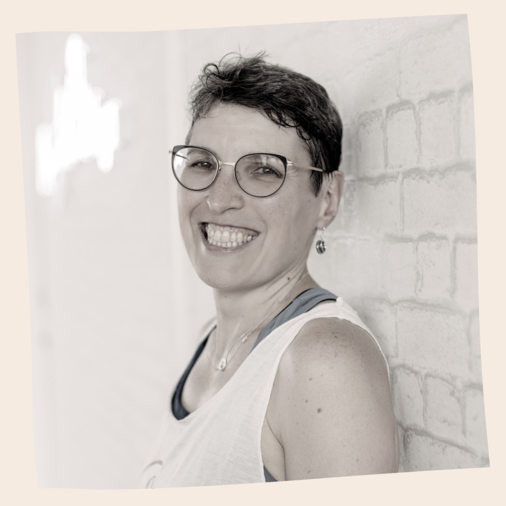 Val, professeure de Pilates chez Mon Studio de Yoga à Courbevoie et à La Garenne Colombes