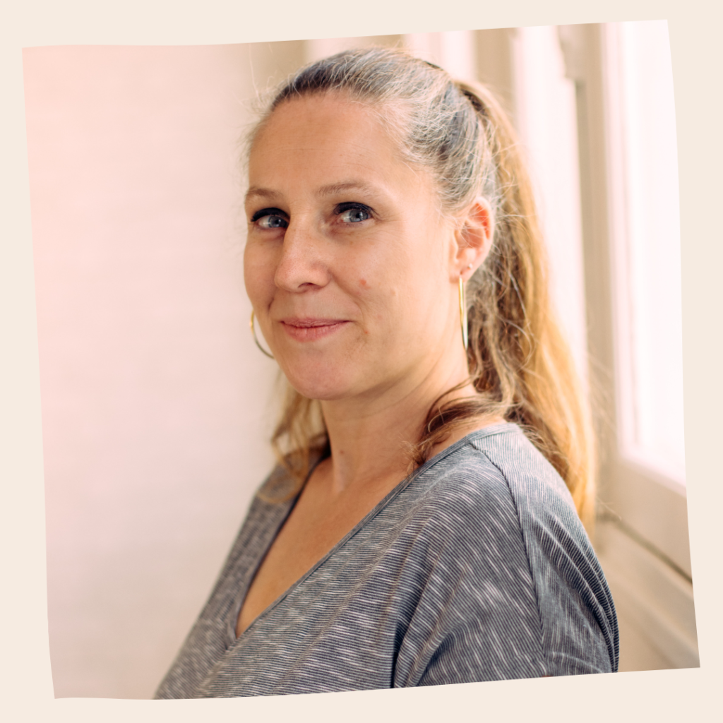 Audrey professeure de renforcement musculaire chez Mon Studio de Yoga à Courbevoie et à La Garenne Colombes