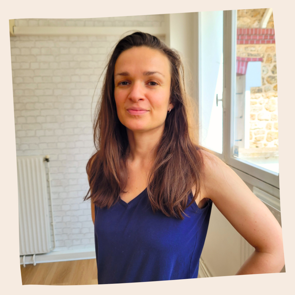 Marianne professeure de Hatha chez Mon Studio de Yoga à Courbevoie et à La Garenne Colombes