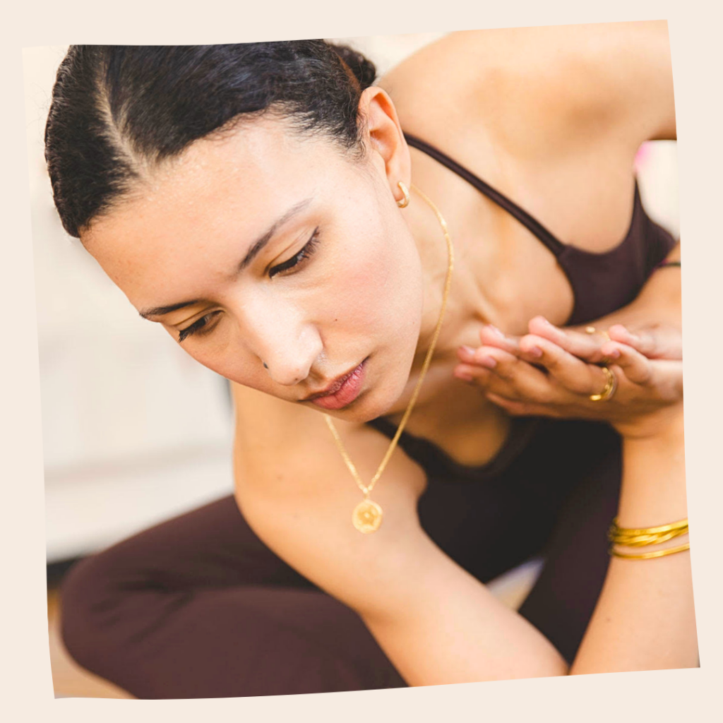 Karima professeure chez Mon Studio de Yoga à Courbevoie et La Garenne Colombes